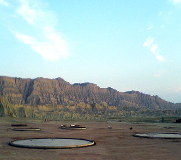 Isolation of the foundation of oil tanks