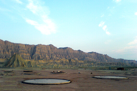 Isolation of the foundation of oil tanks